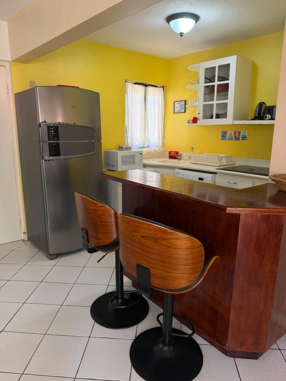 Kitchen and breakfast bar — Private apartment